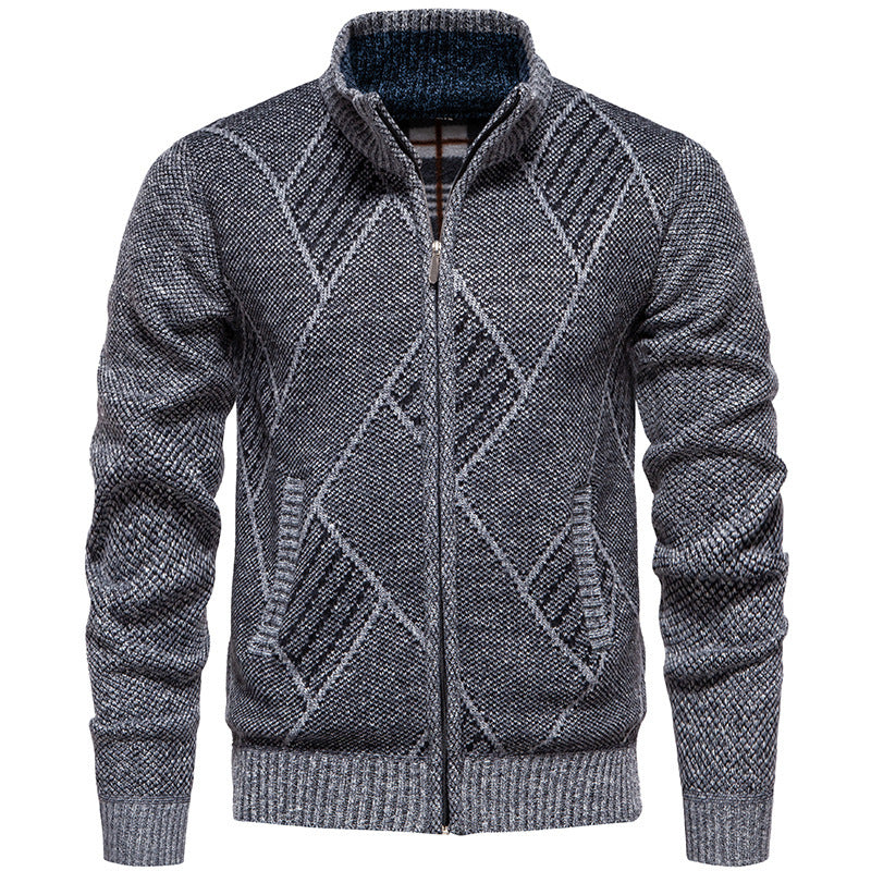 Herren Strickjacke mit modernem Zopfmuster und hohem Kragen Aliams
