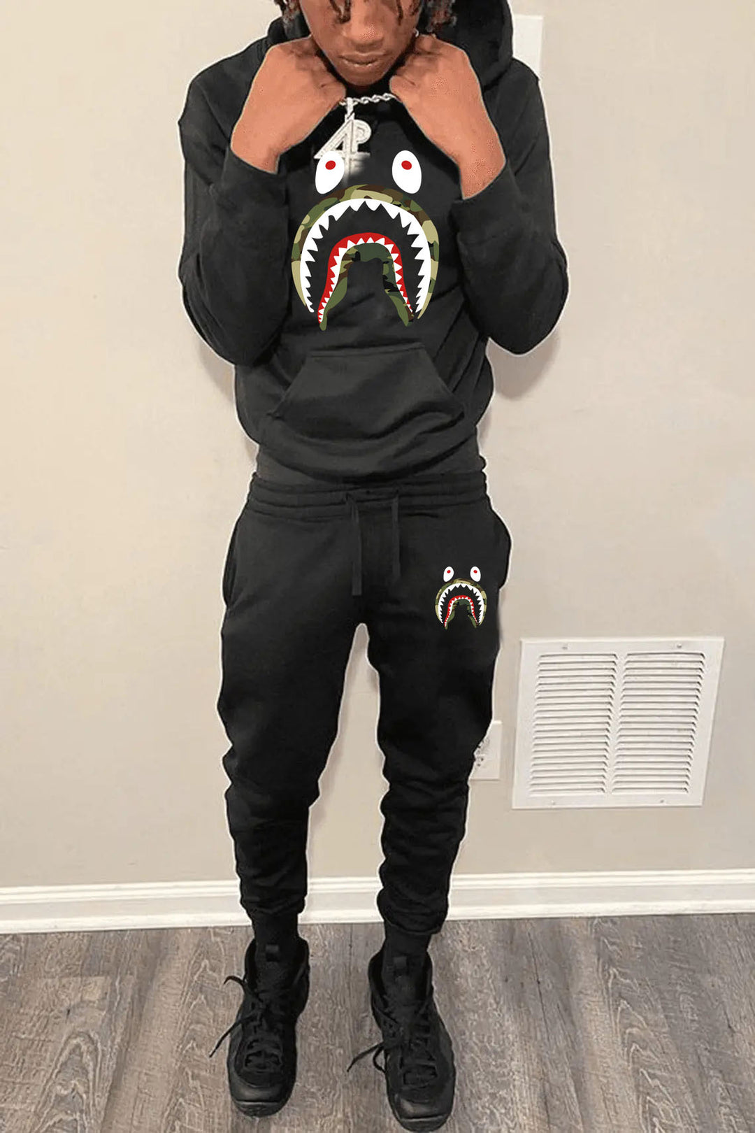 Herren Sweatshirt und Jogginghose Set mit auffälligem Haifischmotiv Aliams