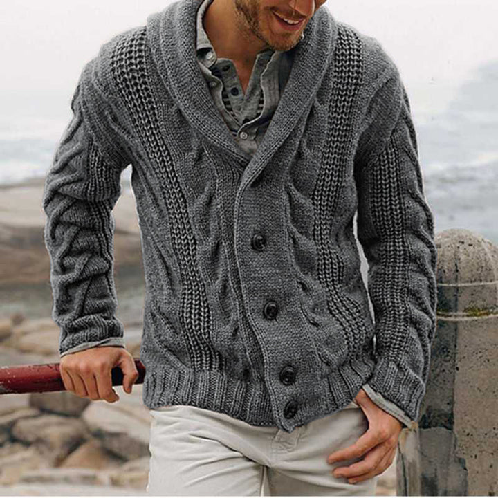 Herren Strickjacke mit modernem Zopfmuster und hohem Kragen Aliams