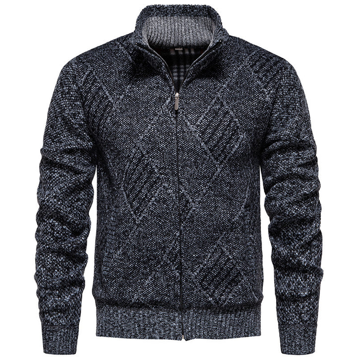 Herren Strickjacke mit modernem Zopfmuster und hohem Kragen Aliams