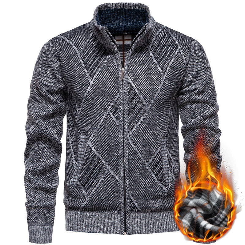 Herren Strickjacke mit modernem Zopfmuster und hohem Kragen Aliams