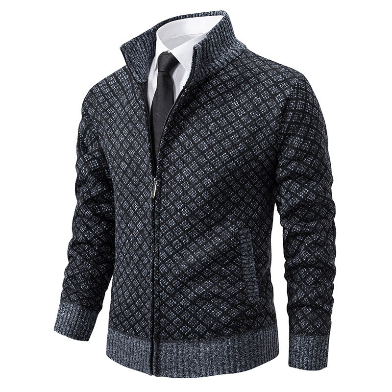 Herren Strickjacke mit modernem Zopfmuster und hohem Kragen Aliams