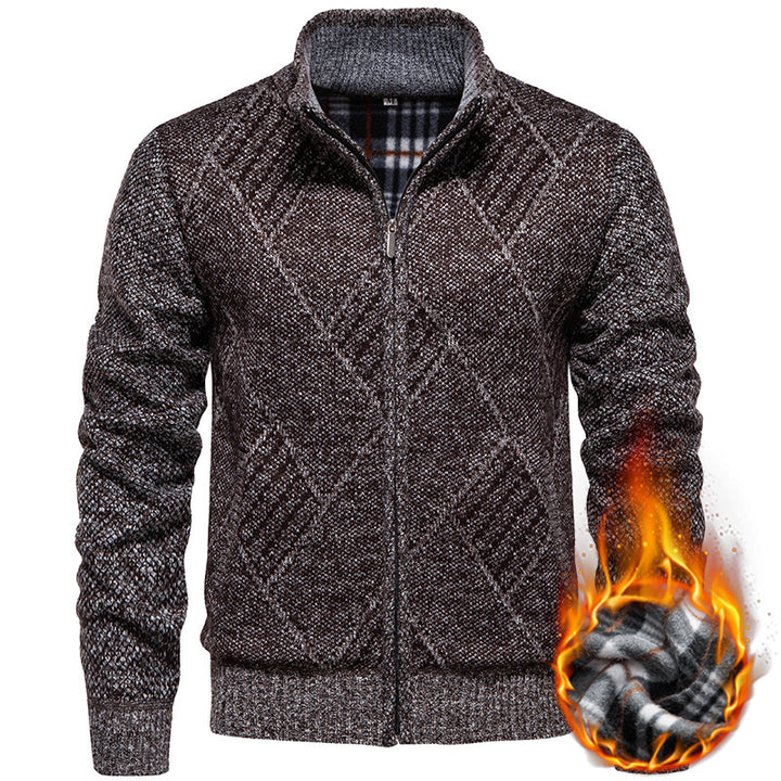 Herren Strickjacke mit modernem Zopfmuster und hohem Kragen Aliams
