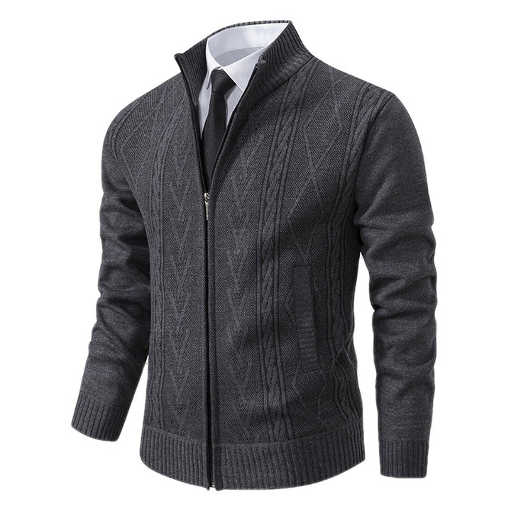 Herren Strickjacke mit modernem Zopfmuster und hochgeschlossenem Kragen Aliams