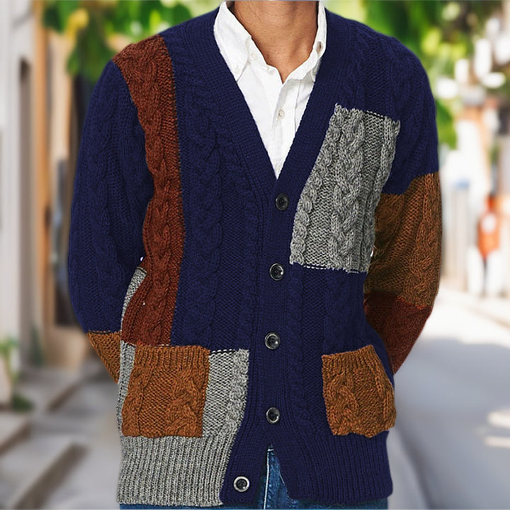 Herren Strickjacke mit modernem Zopfmuster und farblich abgestimmten Taschen Aliams