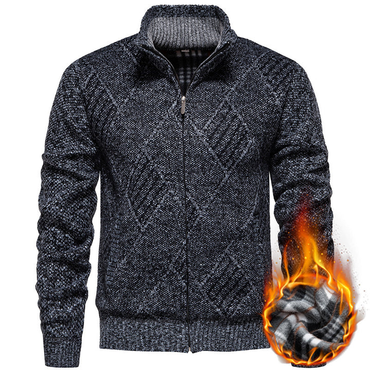 Herren Strickjacke mit modernem Zopfmuster und hohem Kragen Aliams