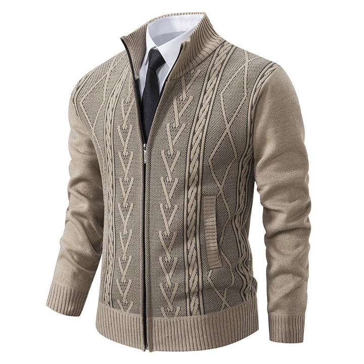 Herren Strickjacke mit modernem Zopfmuster und hochgeschlossenem Kragen Aliams