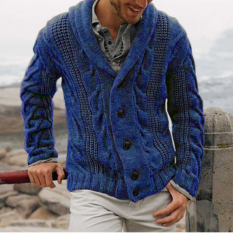 Herren Strickjacke mit modernem Zopfmuster und hohem Kragen Aliams