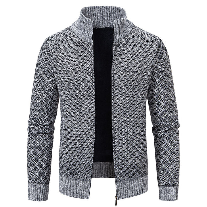 Herren Strickjacke mit modernem Zopfmuster und hohem Kragen Aliams