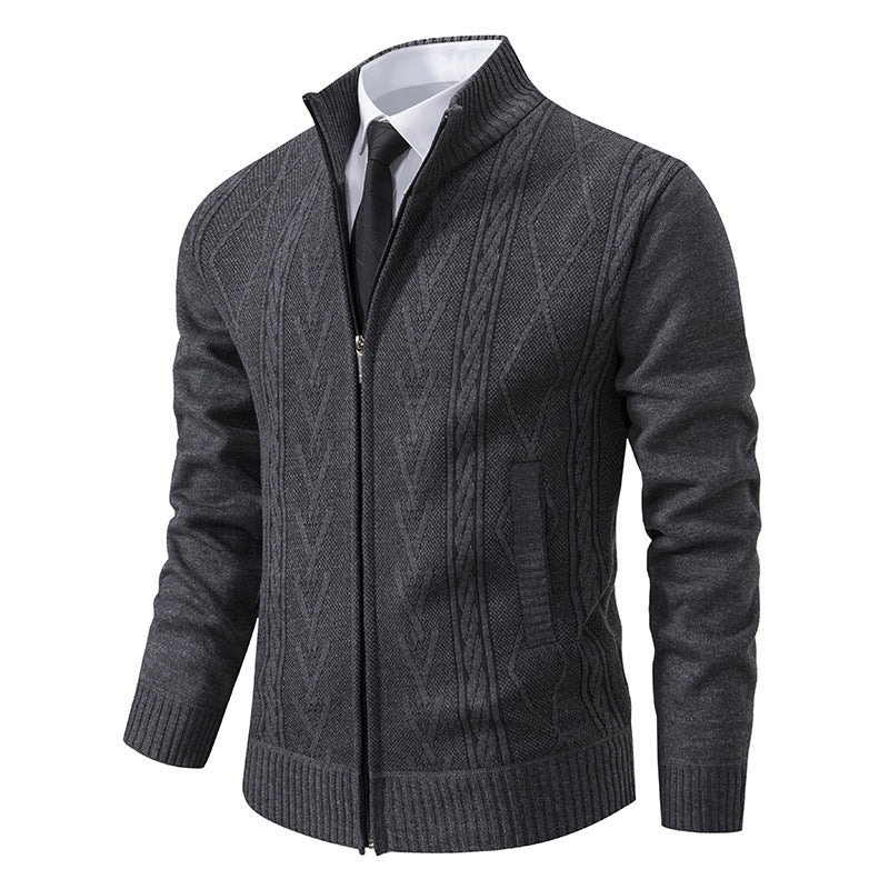 Herren Strickjacke mit modernem Zopfmuster und hochgeschlossenem Kragen Aliams