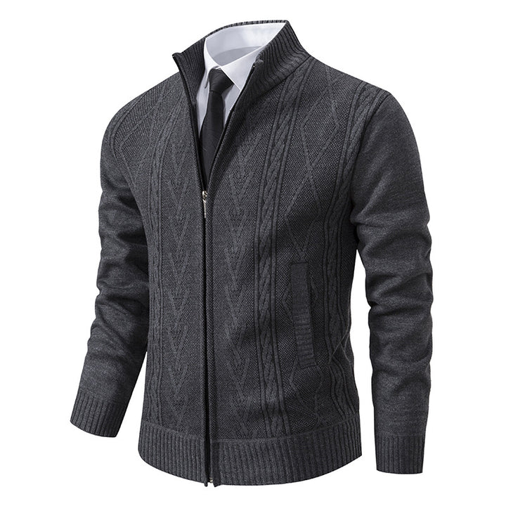 Herren Strickjacke mit modernem Zopfmuster und hochgeschlossenem Kragen Aliams