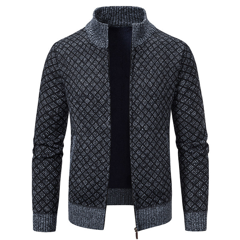 Herren Strickjacke mit modernem Zopfmuster und hohem Kragen Aliams