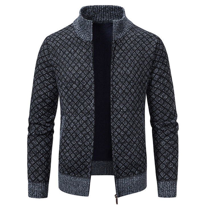 Herren Strickjacke mit modernem Zopfmuster und hohem Kragen Aliams