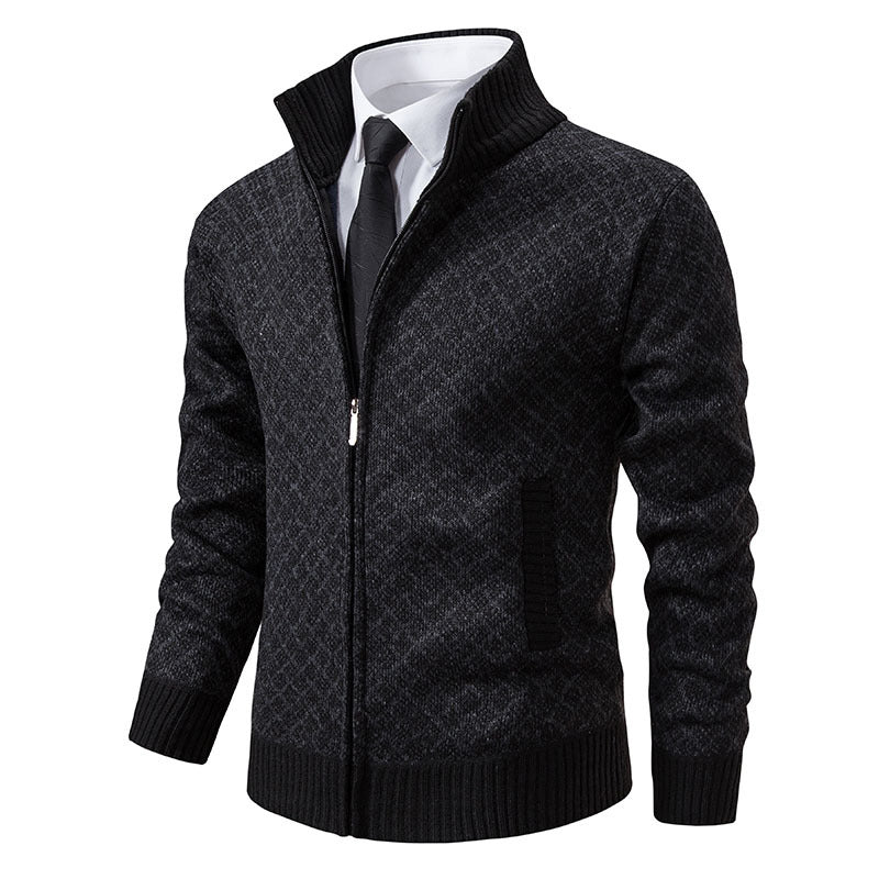 Herren Strickjacke mit modernem Zopfmuster und hohem Kragen Aliams