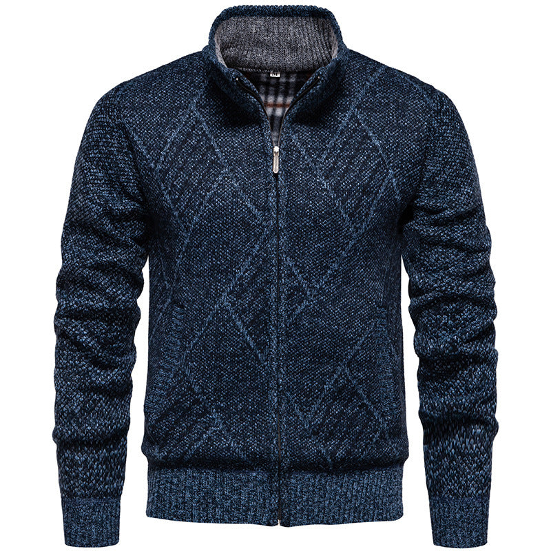 Herren Strickjacke mit modernem Zopfmuster und hohem Kragen Aliams