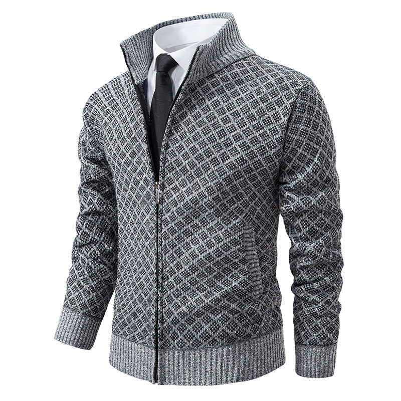 Herren Strickjacke mit modernem Zopfmuster und hohem Kragen Aliams