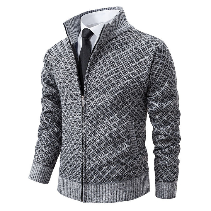 Herren Strickjacke mit modernem Zopfmuster und hohem Kragen Aliams
