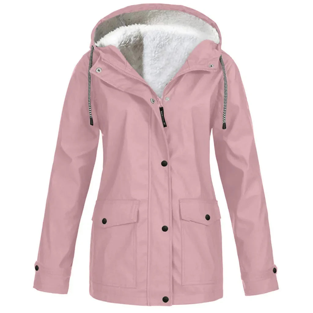 Rosa wind- und wasserdichte Outdoorjacke mit zwei Seitentaschen auf weißem Hintergrund