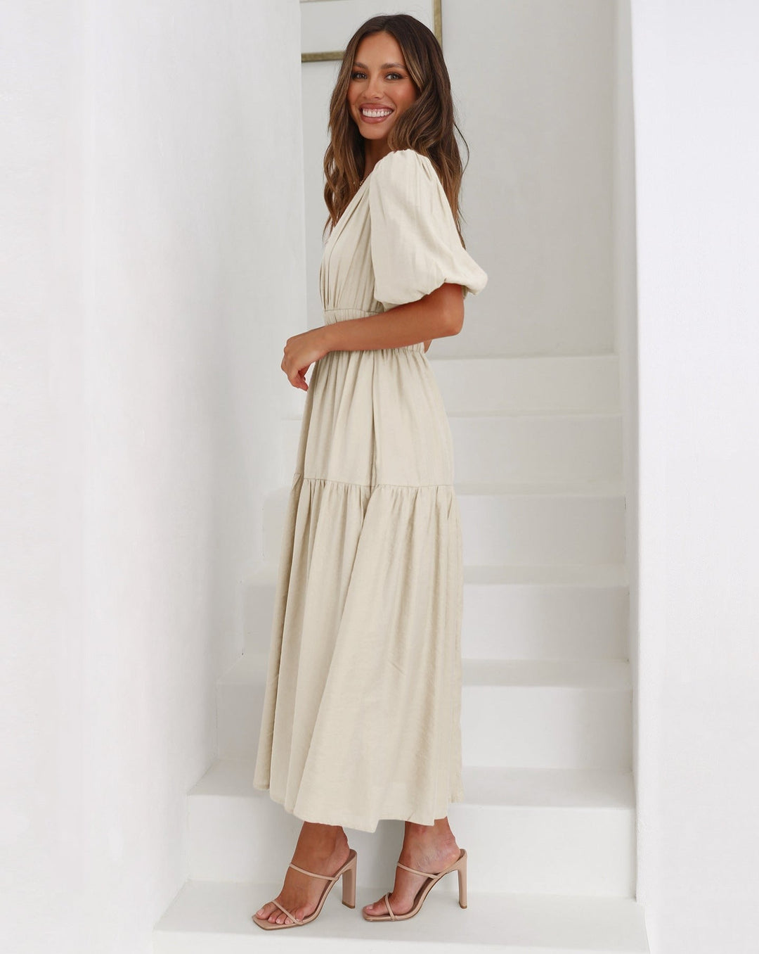 Kleid mit V-Ausschnitt und Puffärmeln