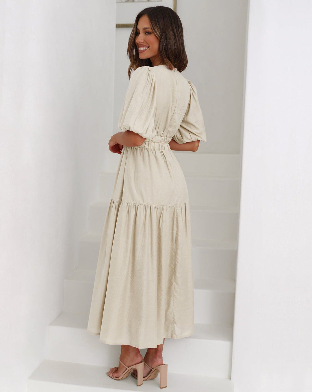 Kleid mit V-Ausschnitt und Puffärmeln