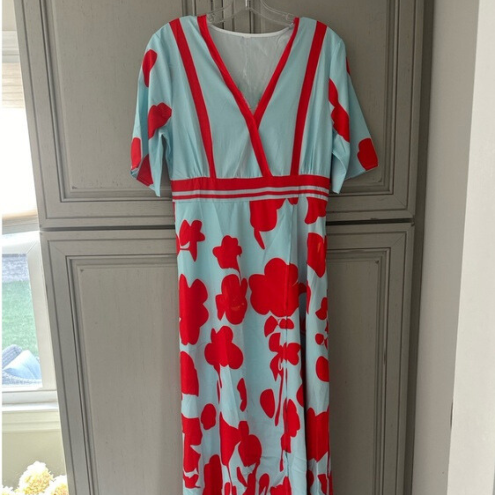 Damenkleid in Midilänge mit floralem Muster