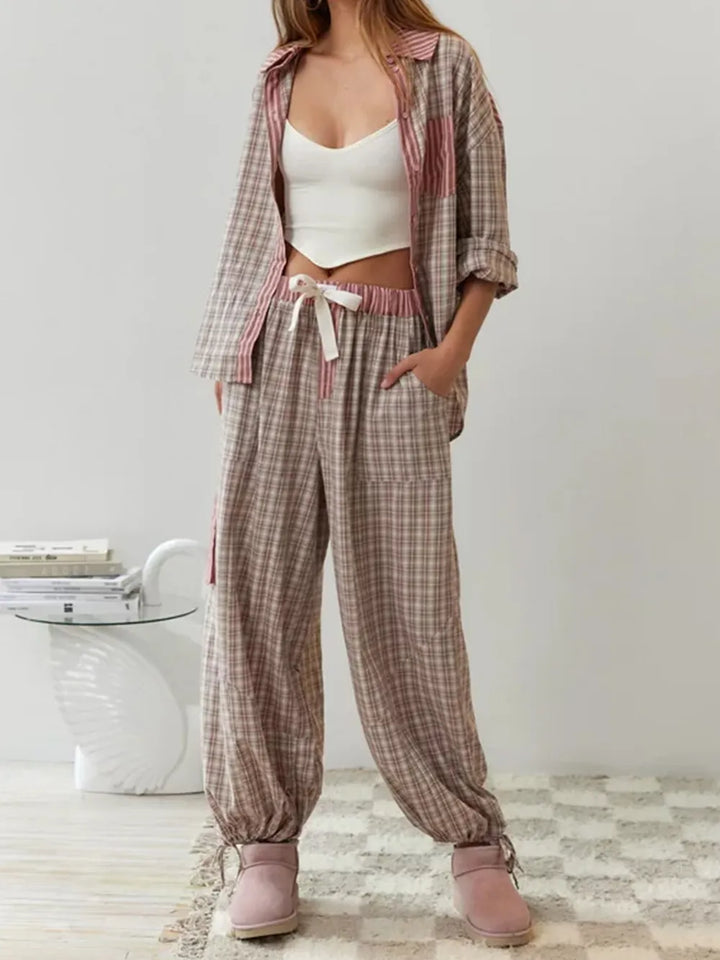 Eine Frau trägt ein 2-teiliges braunes lässiges Pyjama-Set mit kariertem Design und weißem Innenoberteil