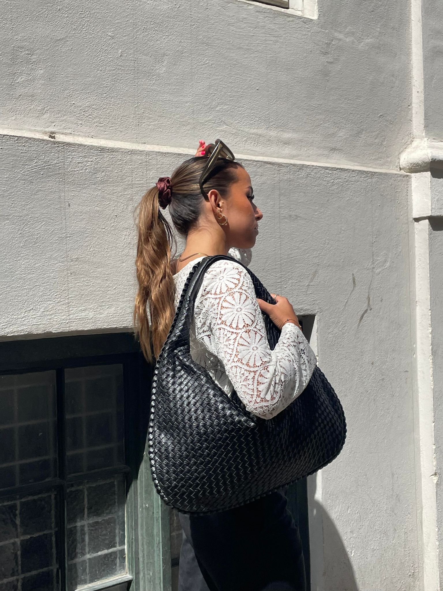 Tasche für Damen mit Reißverschluss und strukturierter Haptik