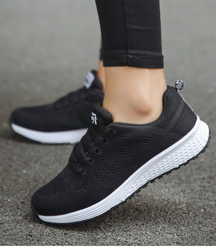 Frau trägt schwarze Laufschuhe