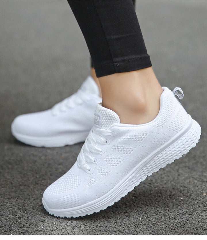 Frau in weißen Laufschuhen