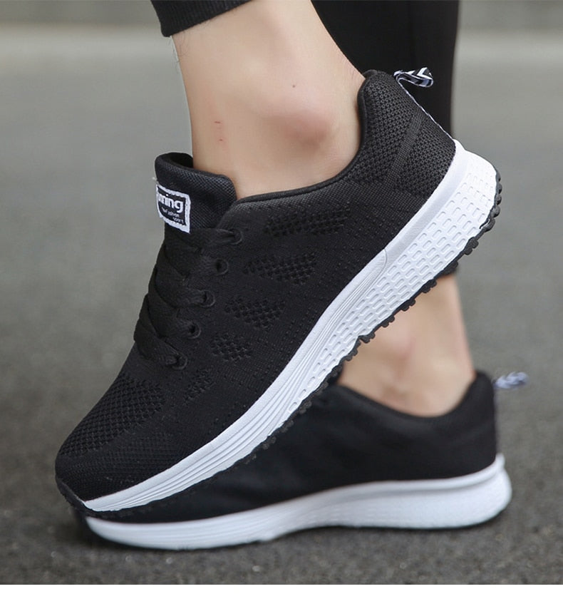 Frau trägt schwarze Laufschuhe