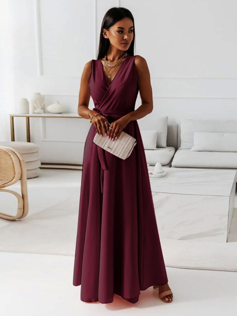 Damenkleid in Maxilänge mit V-Ausschnitt und Taillengürtel