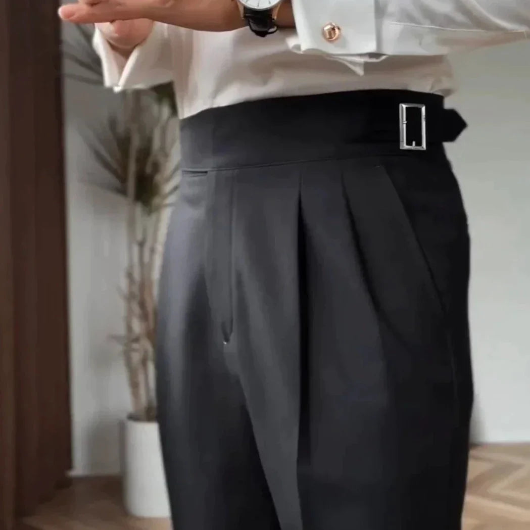 Herren Hose mit hoher Taille und Schnallenverschluss