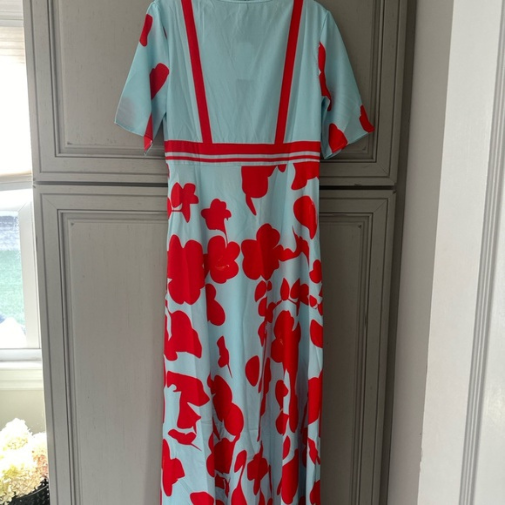 Damenkleid in Midilänge mit floralem Muster