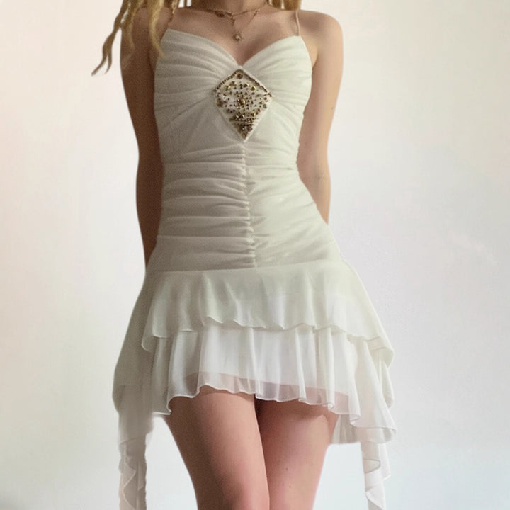 Damen Elegantes Abendkleid mit Rüschendetails und funkelndem Schmuck Aliams