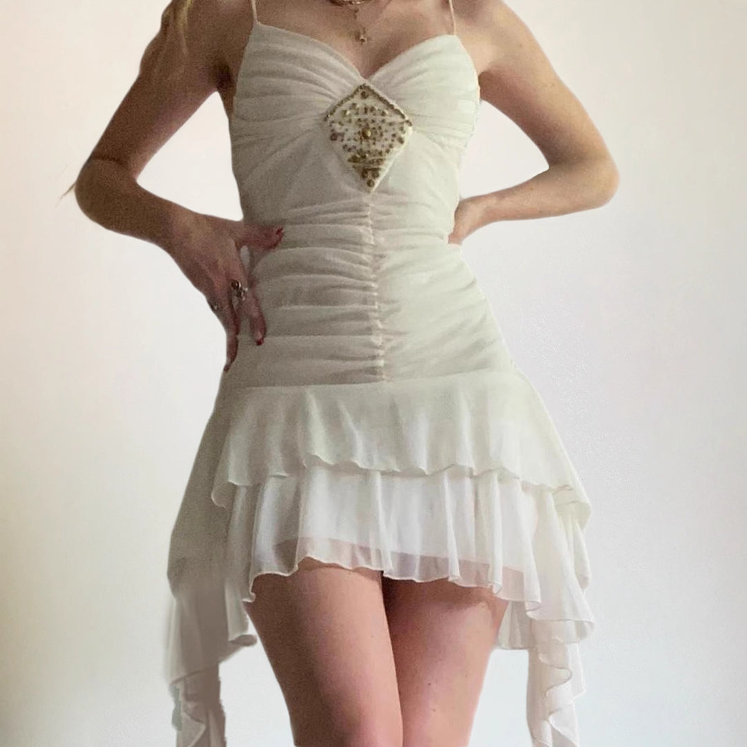 Damen Elegantes Abendkleid mit Rüschendetails und funkelndem Schmuck Aliams