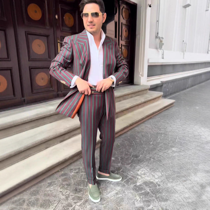 Herren eleganter Zweireiher-Anzug mit feinem Streifenmuster Aliams