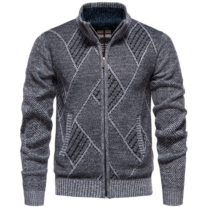 Herren Strickjacke mit modernem Zopfmuster und hohem Kragen Aliams