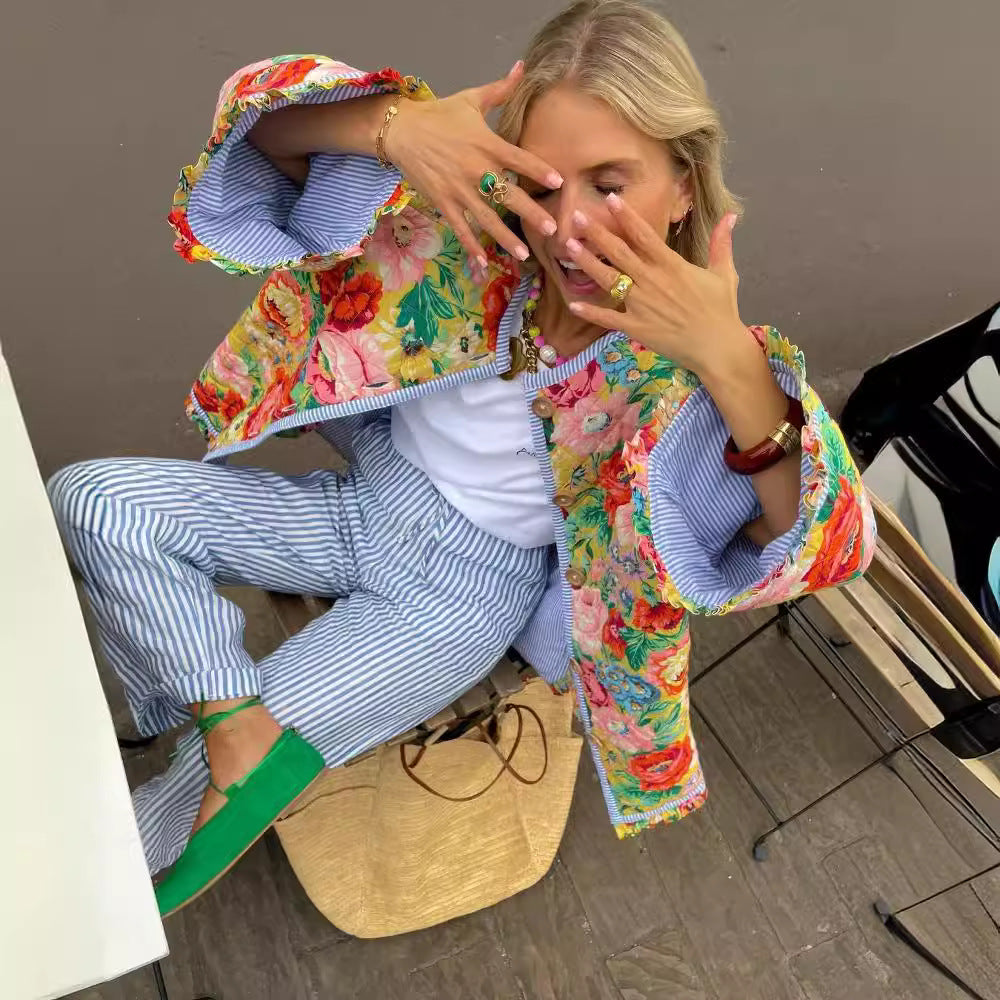 Damen Patchwork Steppjacke mit buntem Blumenmuster und Knopfdetails Aliams