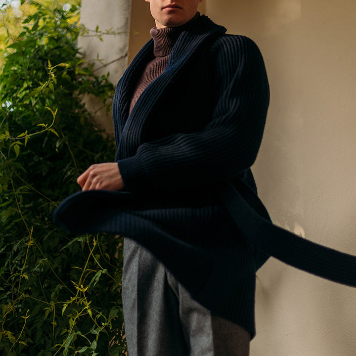 Herren Strickmantel mit breitem Gürtel und praktischen Taschen Aliams