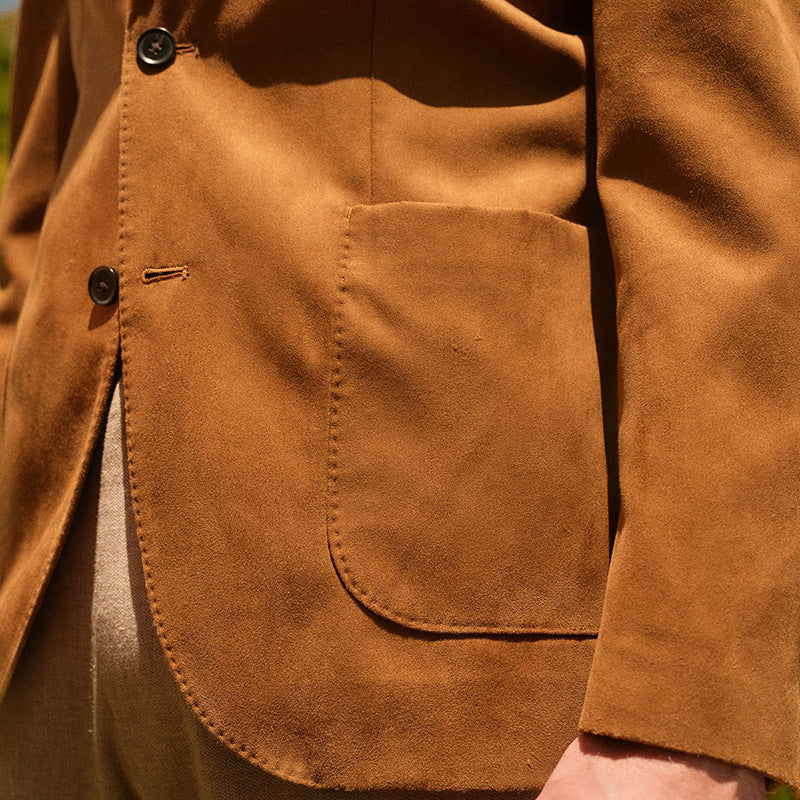 Herren eleganter Wildlederanzug mit tiefem Revers und praktischen Taschen Aliams