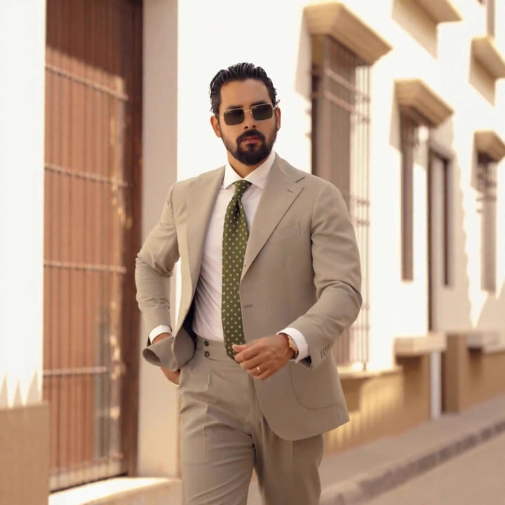 Herren eleganter Anzug im modernen Schnitt mit stilvollen Details Aliams