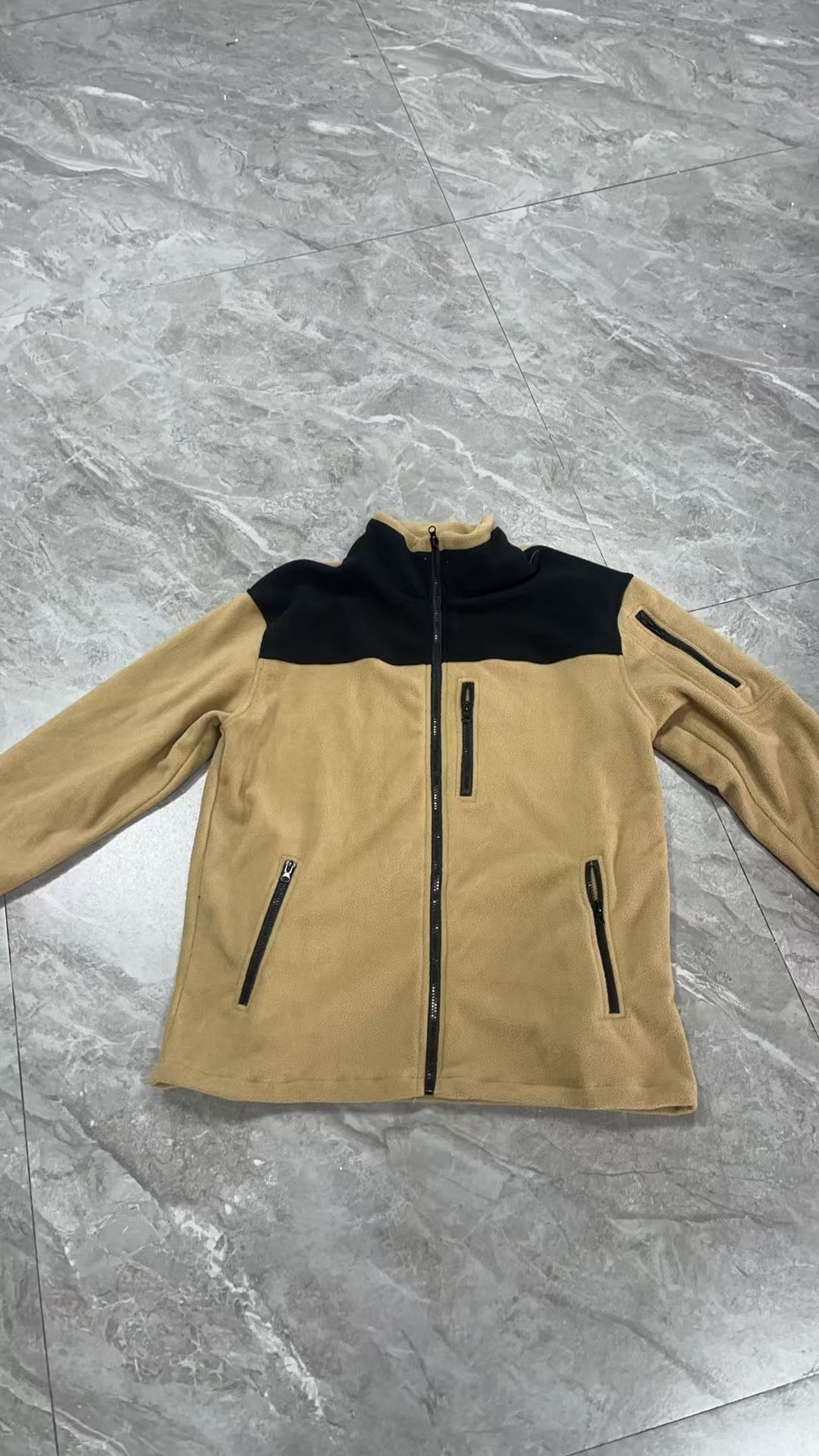 Herren Fleecejacke mit hohem Kragen und praktischen Reißverschlusstaschen Aliams