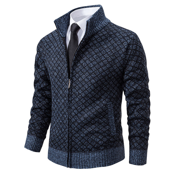 Herren Strickjacke mit modernem Zopfmuster und hohem Kragen Aliams