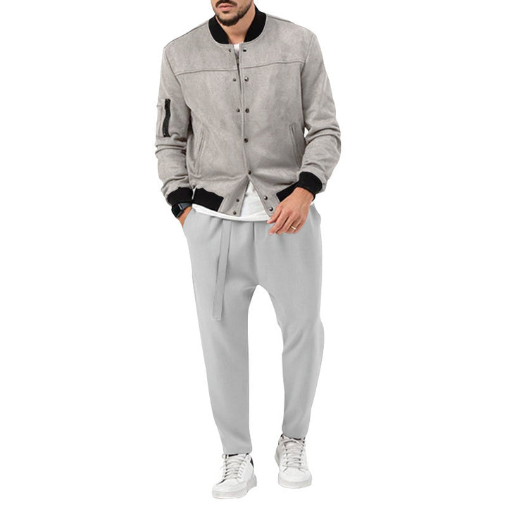 Herren Bomberjacke aus luxuriösem Wildleder mit praktischen Reißverschlusstaschen und eleganten Akzenten Aliams