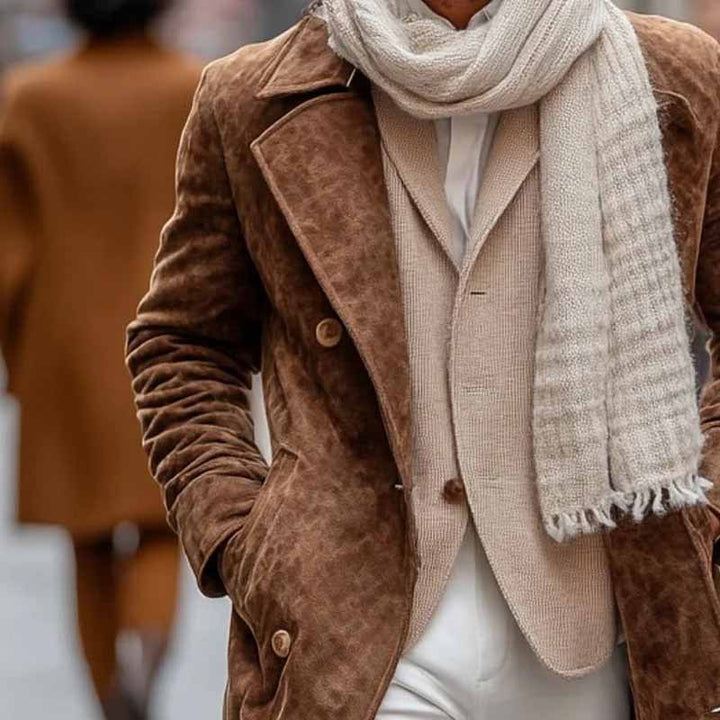 Herren Eleganter Wildleder-Mantel mit doppelter Knopfleiste und großzügigen Taschen Aliams