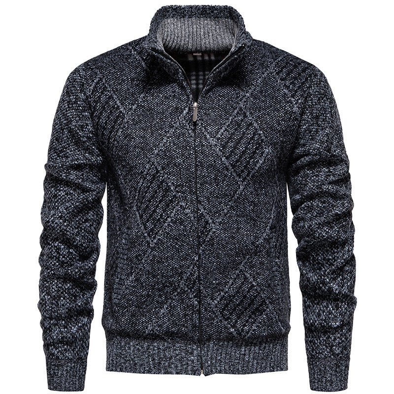 Herren Strickjacke mit modernem Zopfmuster und hohem Kragen Aliams