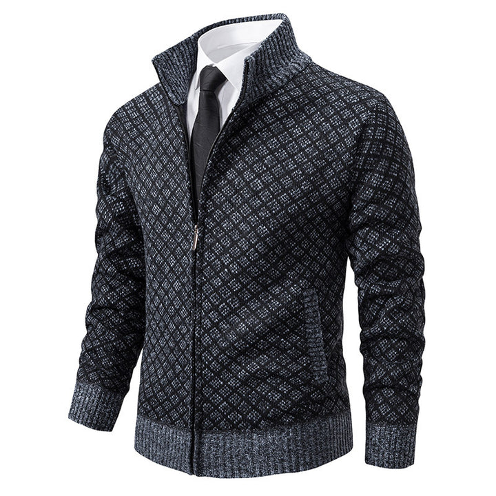 Herren Strickjacke mit modernem Zopfmuster und hohem Kragen Aliams