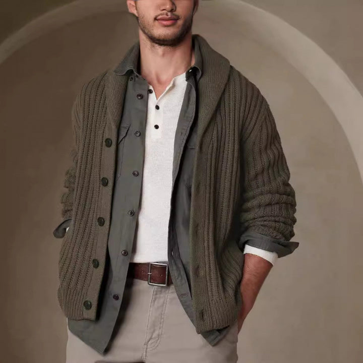 Herren Strickjacke mit modernen Zopfmuster und klassischem Umlegekragen Aliams