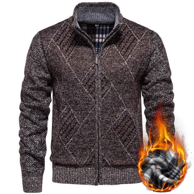 Herren Strickjacke mit modernem Zopfmuster und hohem Kragen Aliams