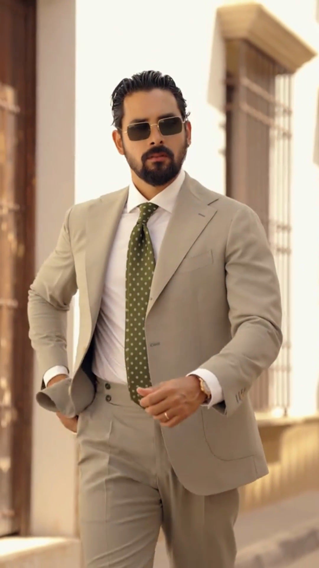 Herren eleganter Anzug im modernen Schnitt mit stilvollen Details Aliams